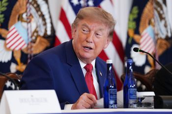 Sąd zatrzymuje budowę sali balowej. Trump ostro komentuje