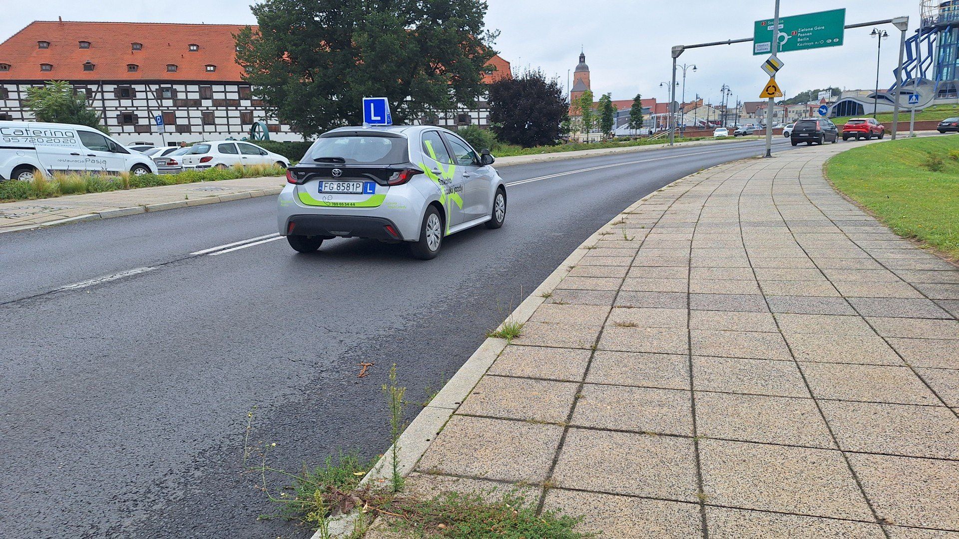 Ulicą Przemysłową autobusy nie jeżdżą już dwadzieścia lat. Od prawie dwóch dekad jest to ulica dwukierunkowa.