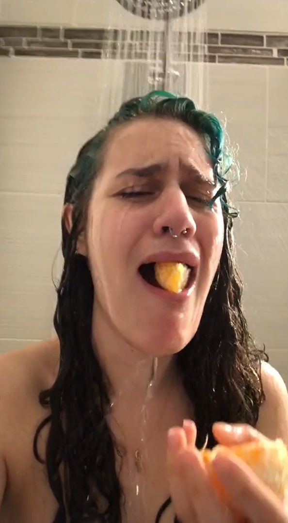 Jedzenie pomarańczy pod prysznicem to trend na TikToku