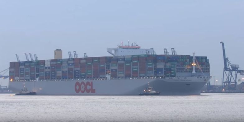 OOCL Hong Kong podczas ładowania kontenerów