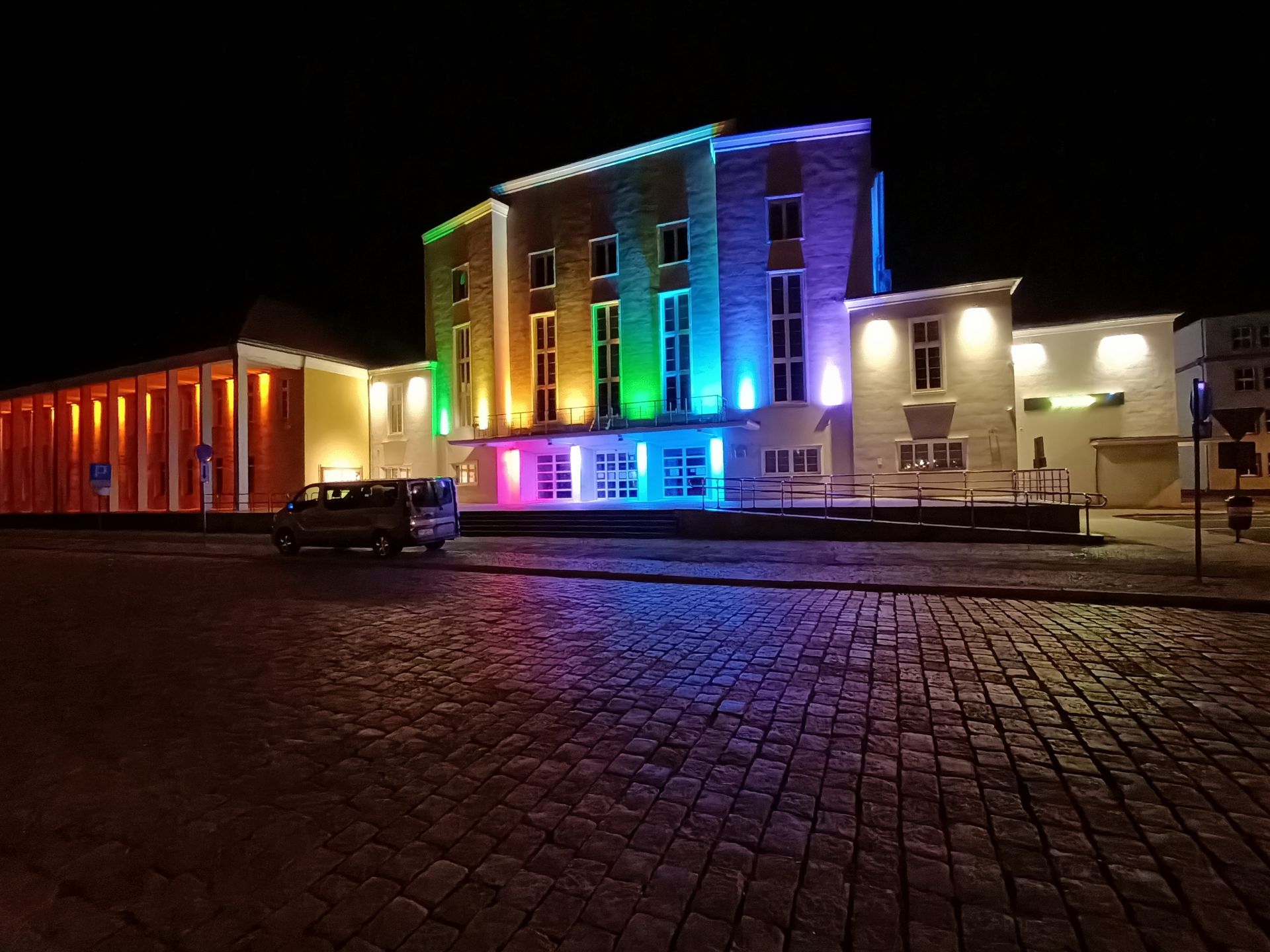 Taniej, ale i bardziej nijako. Test OPPO Reno 3 67