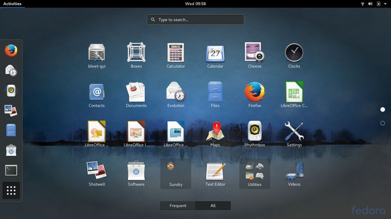 Czyste GNOME na Fedorze 26: miejsce ikon tylko w launcherze i doku, pod spodem nieskalana tapeta