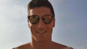 Robert Lewandowski relaksuje się w basenie. Widok za jego plecami robi wrażenie