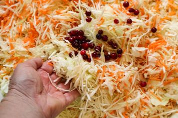 Dorzucam garść czerwonych kuleczek. Kiszona kapusta jest szybciej gotowa i ma lepszy smak