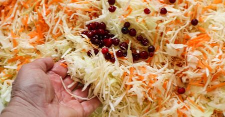 Dorzucam garść czerwonych kuleczek. Kiszona kapusta jest szybciej gotowa i ma lepszy smak