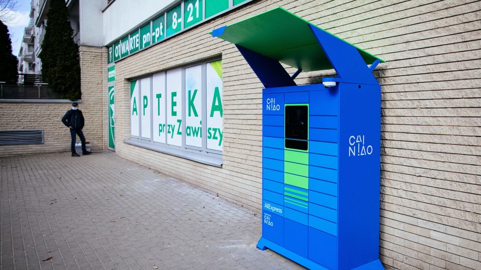 Warszawa, 09.03.2021. Paczkomat chińskiej firmy CaiNiao, 9 bm. na warszawskiej Woli. To pierwsze w Polsce urządzenie do samodzielnego odbioru towarów zakupionych na serwisie aukcyjnym AliExpress. (mr) PAP/Albert Zawada