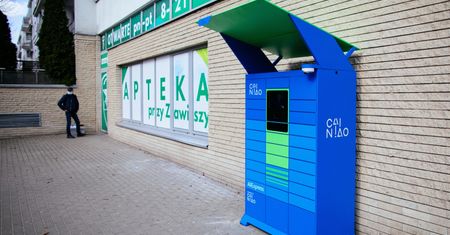 Warszawa. Niebieski paczkomat od AliExpress. Pierwszy stanął na Woli