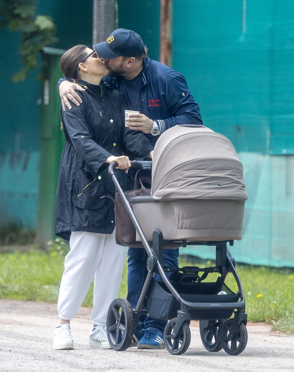 Michał Milowicz spaceruje z synem i młodszą o 13 lat ukochaną 