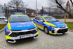 Поліційні автівки у Варшаві з українською символікою