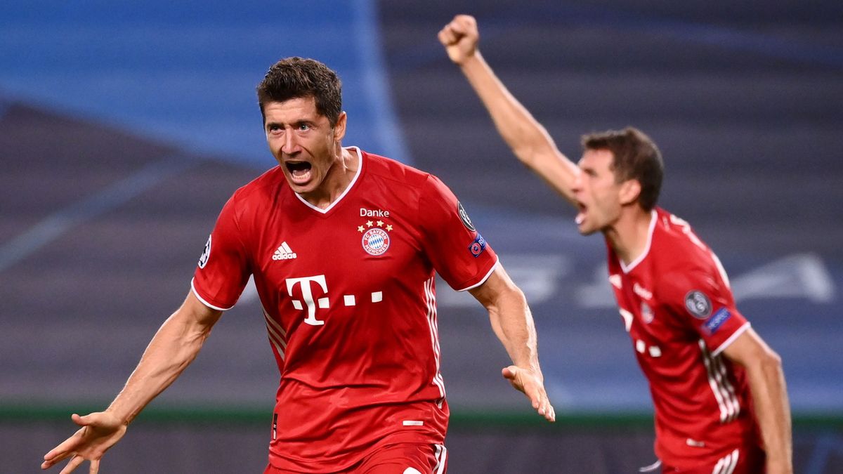 PAP/EPA / Franck Fife / Na zdjęciu: Robert Lewandowski cieszy się z bramki