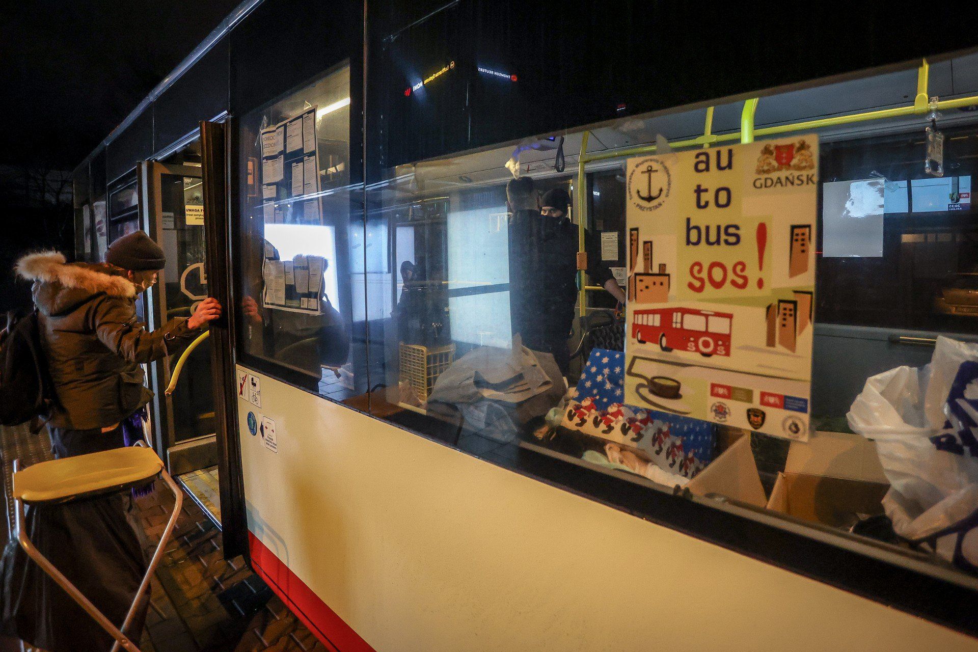 Autobus SOS zapewnia osobom w bezdomności gorący posiłek, ciepłą odzież - w tym swetry, kurtki, czapki i szaliki - oraz wsparcie medyczne.