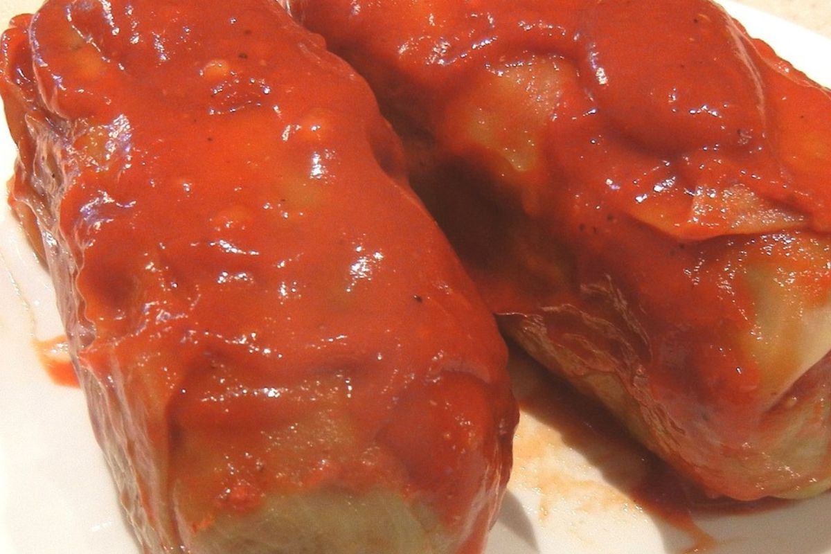 Serve the cabbage roll with your favorite sauce.