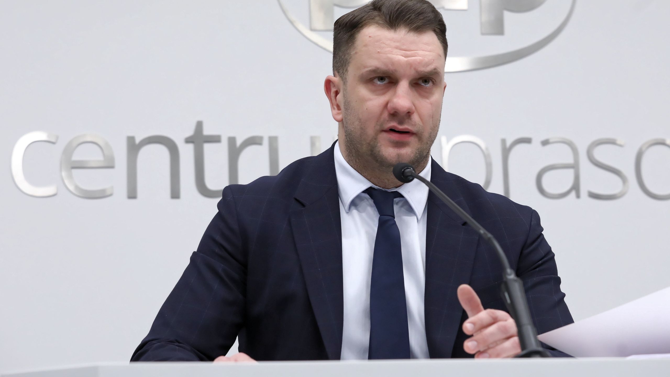 Warszawa, 08.12.2021. Poseł PiS, wiceminister sportu Łukasz Mejza bierze udział w konferencji prasowej w Centrum Prasowym PAP w Warszawie, 8 bm. Konferencja dot. informacji przekazanych pod koniec listopada br. przez Wirtualną Polskę, że Łukasz Mejza założył w przeszłości firmę medyczną, która miała się specjalizować w kosztownym leczeniu nowatorskimi metodami chorych na raka, Alzheimera czy Parkinsona. Według portalu interes Mejzy nie wyszedł, za to pozostawił po sobie wielu oszukanych pacjentów i ich rodziny. (aldg) PAP/Tomasz Gzell