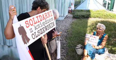 Ksiądz Olszewski zostaje w areszcie. Po decyzji sądu gniew na prawicy