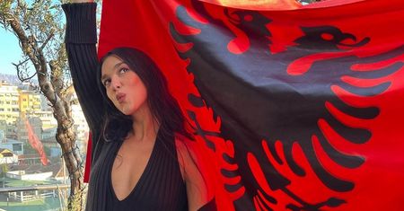 Dua Lipa pozuje z albańską flagą. Ma dwa powody do radości