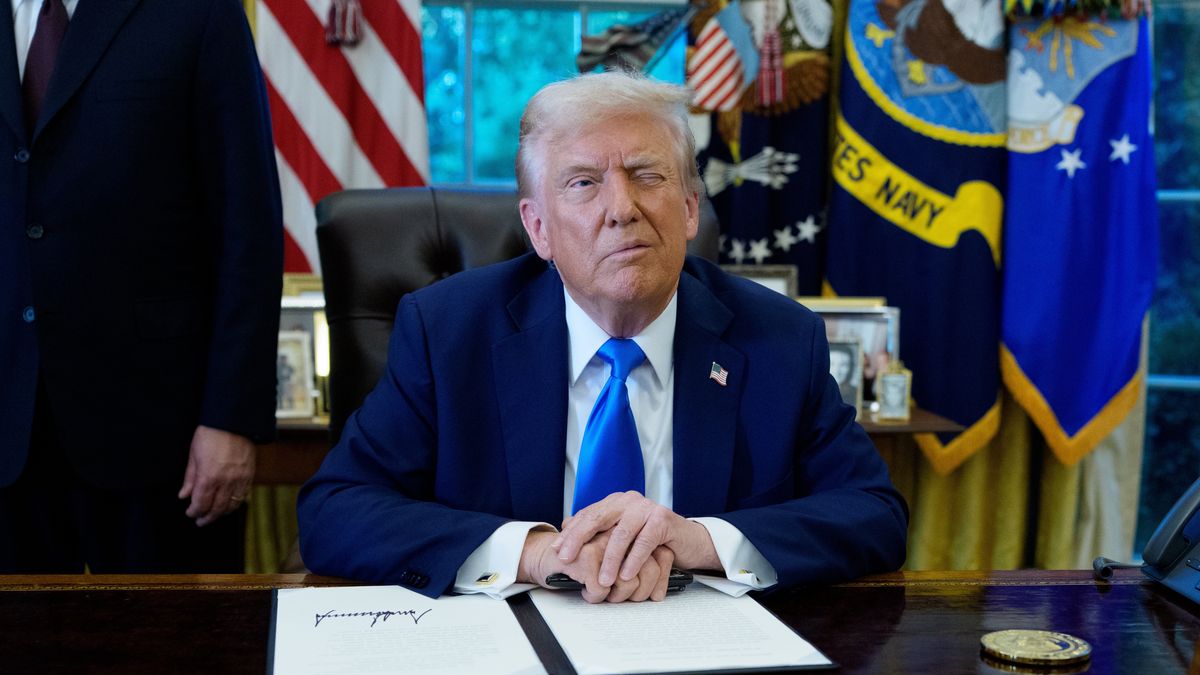 United States President Donald J Trump winks to the media during an Executive Order signing which authorizes the new Trump Gold Card, a visa program to be overseen by the Secretary of Commerce 'that will facilitate the entry of aliens who have demonstrated their ability and desire to advance the interests of the United States by voluntarily providing a significant financial gift to the nation' in the Oval Office of the White House in Washington, DC, USA, 19 September 2025. EPA/Aaron Schwartz / POOL Dostawca: PAP/EPA.