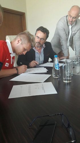 Igor Lewczuk podpisuje kontrakt z Bordeaux / fot. Mariusz Piekarski