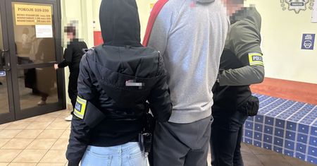Brutalny napad na boisku szkolnym. Zerwał ubranie z 32-latki
