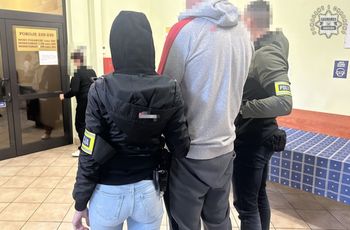 Brutalny napad na boisku szkolnym. Zerwał ubranie z 32-latki