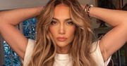 Udowadnia, że nawet w basicowych ubraniach można wyglądać zjawiskowo. Za to kochamy styl Jennifer Lopez