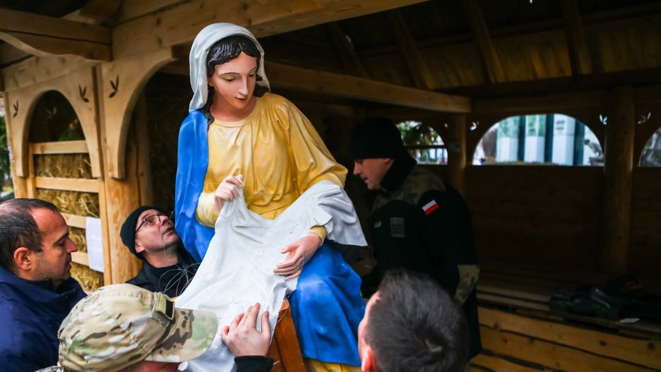Budowa szopki bożonarodzeniowej na placu Krasińskich w Warszawie