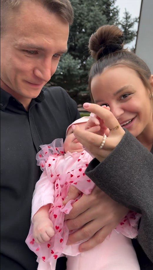 Jakub i Paulina Rzeźniczakowie z córką