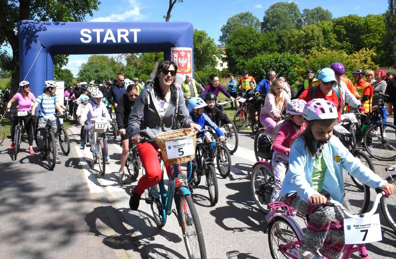 Rodzinny rajd rowerowy "Śladami Uzdrowiska". W imprezie uczestniczyło ponad 300 cyklistów
