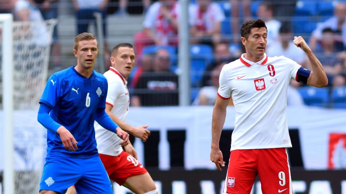 Robert Lewandowski i Piotr Zieliński w meczu z Islandią
