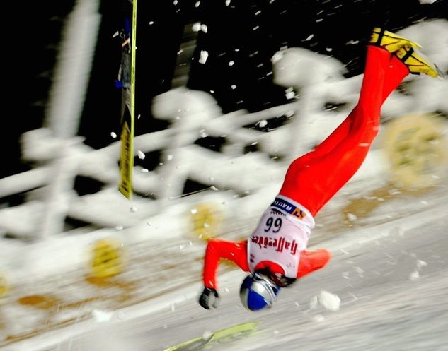 Upadek Thomasa Morgensterna w Kuusamo. Fot. Alexander Hassenstein/Bongarts/Getty Images