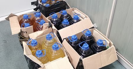 100 litrów nielegalnego alkoholu. Był ukryty w przesyłkach kurierskich