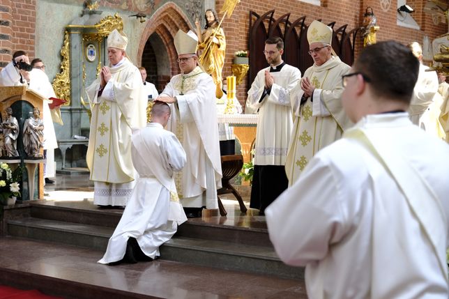 Najnowszy sondaż wskazuje jednoznacznie - Polacy chcą opodatkować Kościoły