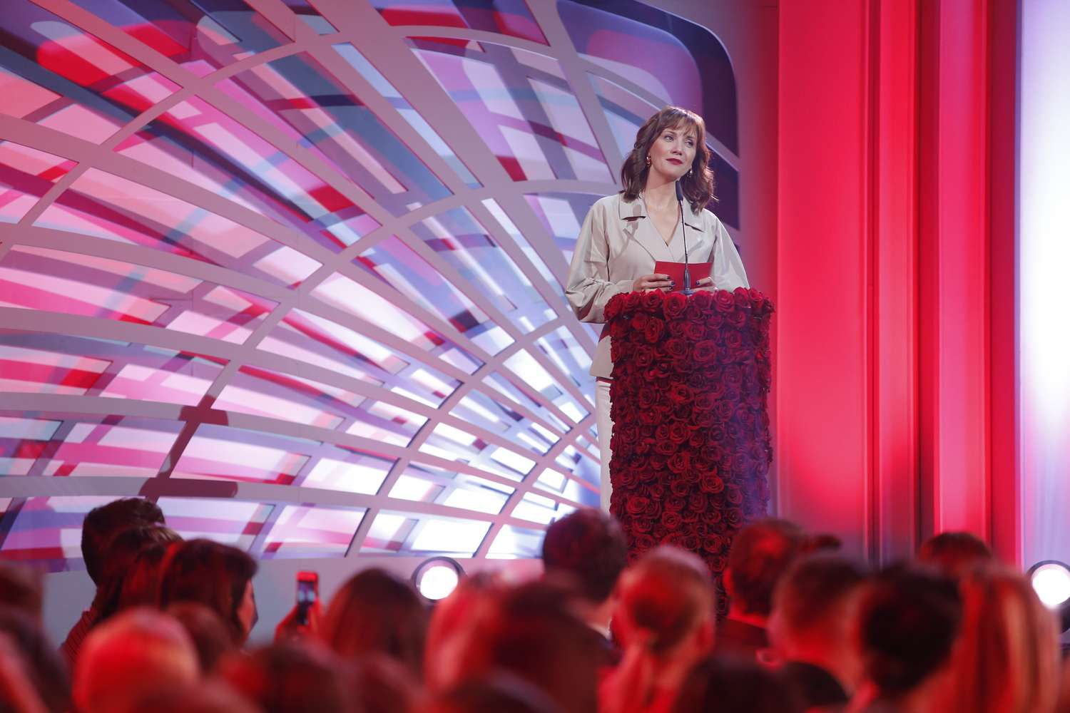 Ilona Ostrowska wręczyła nagrodę dla nieobecnej na gali Joanny Kulig – Róże Gali 2018