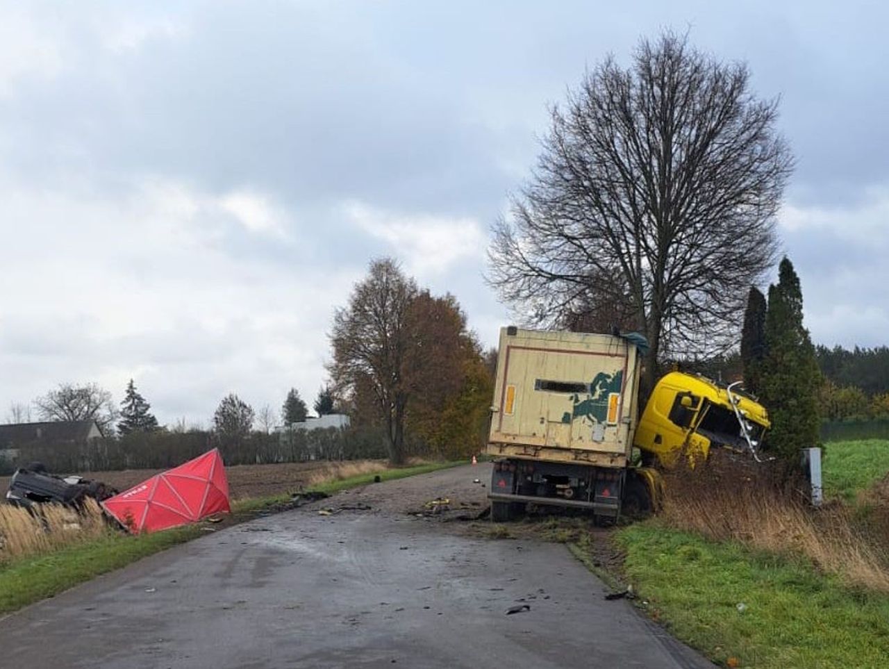 Kornica-Kolonia: Czołowe zderzenie toyoty i ciężarowej scanii