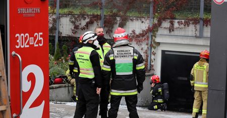 Warszawa. Pożar w garażu podziemnym. Ok. 50 aut spłonęło