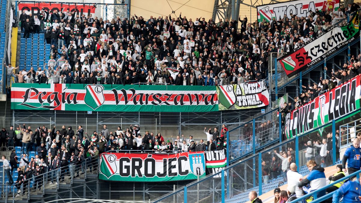 Poznań, 09.04.2022. Kibice Legii Warszawa podczas meczu 28. kolejki piłkarskiej Ekstraklasy w Poznaniu z Lechem Poznań, 9 bm. (js) PAP/Jakub Kaczmarczyk