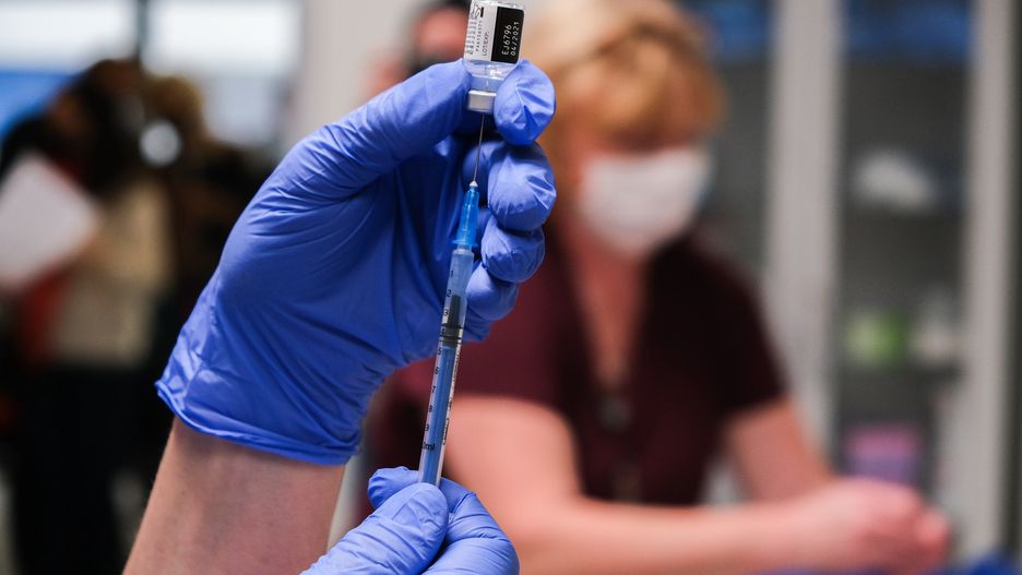 Diagnoza COVID-19 mimo szczepionki? To możliwe