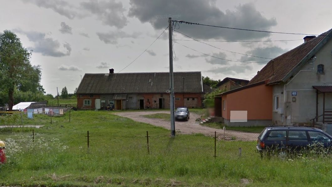 Niewielki lokal (35 m kw.) w tym budynku PKP wycenia na 35 tysięcy, ale w pakiecie jest jeszcze działka o powierzchni ponad 5000 m kw.