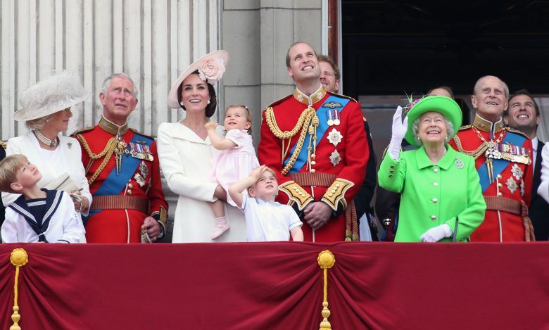 Brytyjska rodzina królewska na balkonie Pałacu Buckingham: księżna Camilla, książę Karol, księżna Kate, księżniczka Charlotte, książę George, książę William, książę Harry, królowa Elżbieta II i książę Filip (fot. ONS)