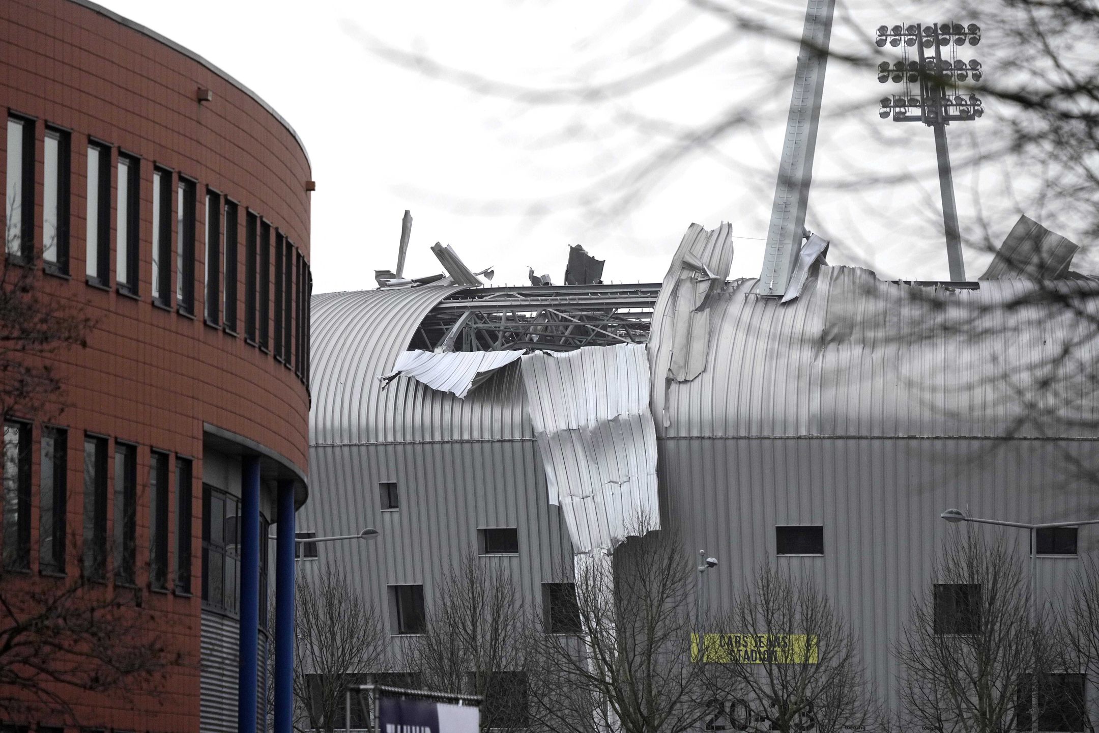 epa09769993 A view on damaged roof of the stadium of ADO Den Haag due to storm Eunice, the Netherlands, 18 February 2022. Storm Eunice, the fourth storm of this year, is crossing the Netherlands with very strong wind gusts of 100 to 120 kilometres per hour.  EPA/PHIL NIJHUIS Dostawca: PAP/EPA.
