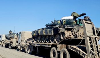 "Tysiące żołnierzy, wyrzutnie rakiet". Ruch Syrii na granicy z Libanem