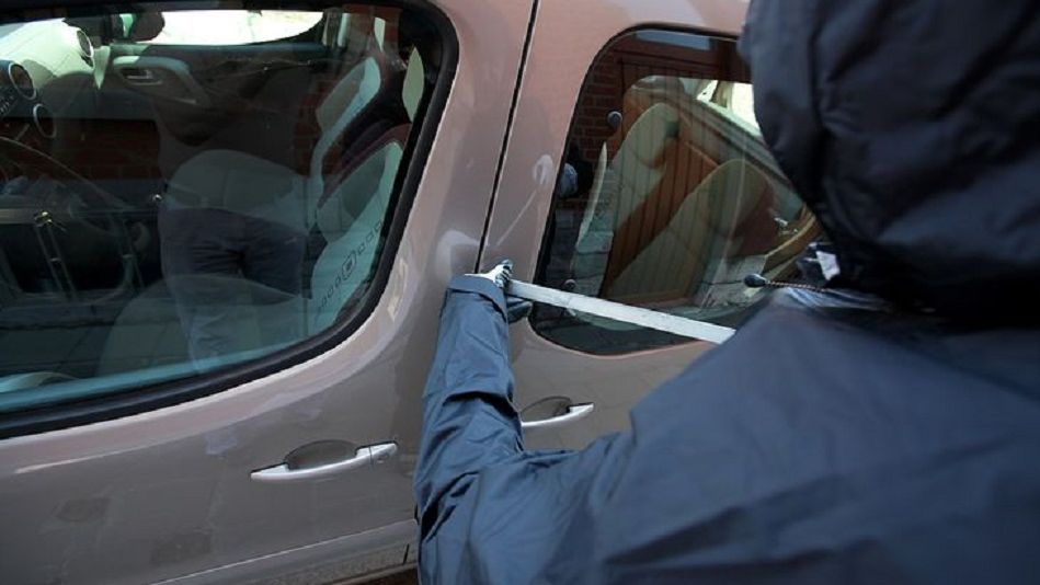 Złodzieje chętniej wybierają otwarte i uruchomione pojazdy, których kradzież nie wymaga większego wysiłku.