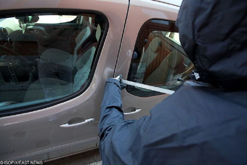 Nowa metoda kradzieży. Samochodowi złodzieje korzystają z metalowej rurki