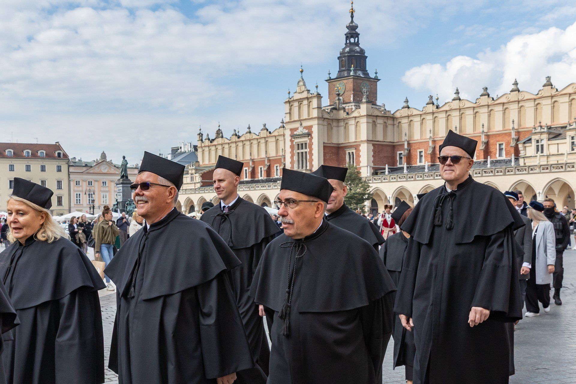 Tradycyjnie przez centrum Krakowa przeszedł pochód władz uczelni, senatorów i studentów PK