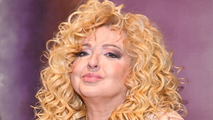 Magda Gessler w samym ręczniku pozuje pod prysznicem