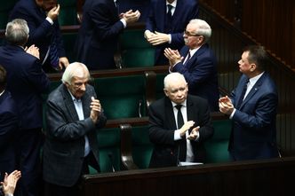 Zarobki prezesa PiS. Kaczyński wciąż pobiera wyższą pensję