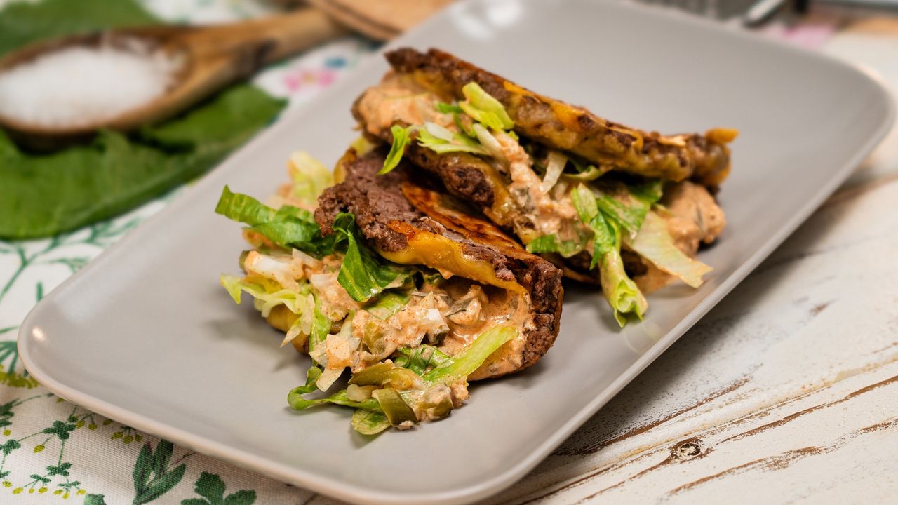 Gdy znudzą się zwykłe obiady, zrób tortilla burgery. Hitowy przepis rozgrzewa miliony