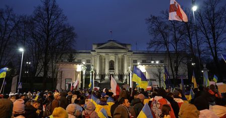 Rosjanie się przestraszyli? Tłum przed ambasadą