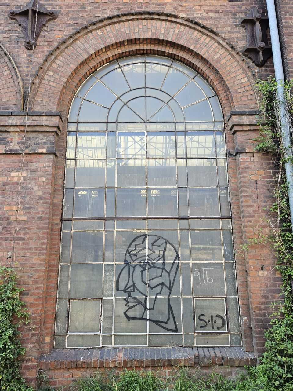 Wędrując przez tereny stoczni napotkamy wiele szczegółów, które zwracają uwagę, a czasem zachwycają