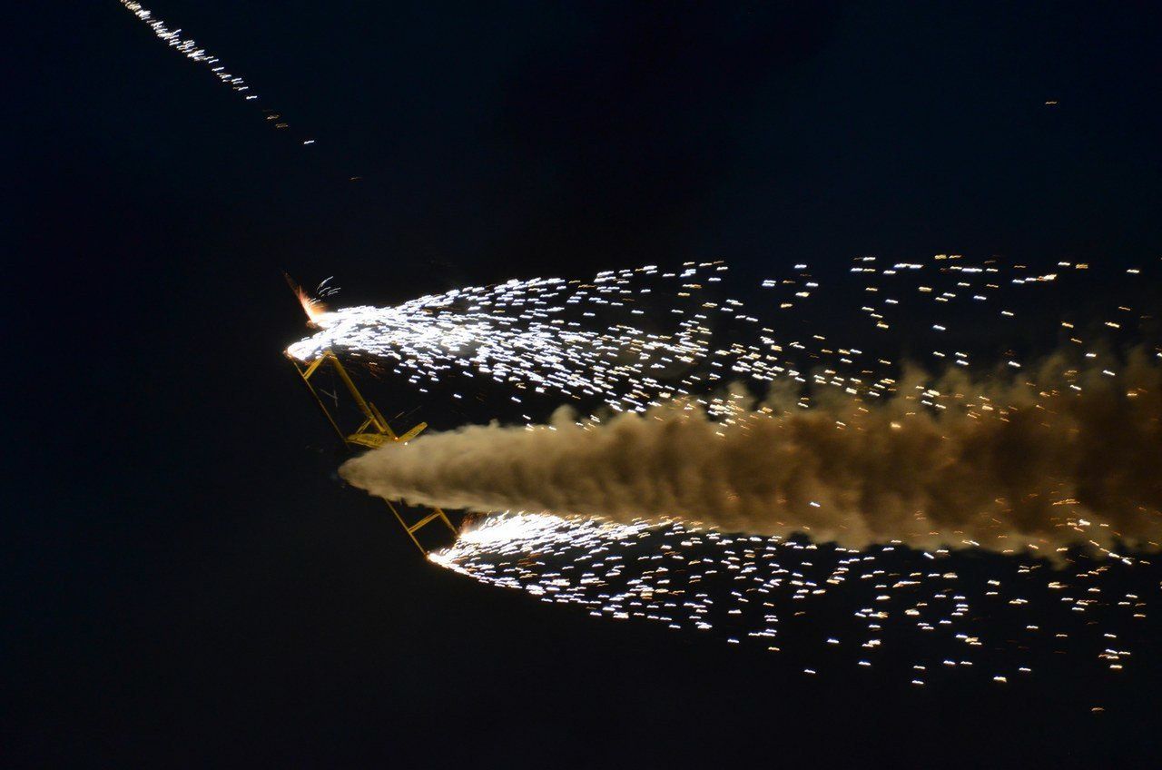 Nocne pokazy w ramach Antidotum Airshow Leszno 2025 zapierały dech w piersiach. Na lotnisku był komplet publiczności