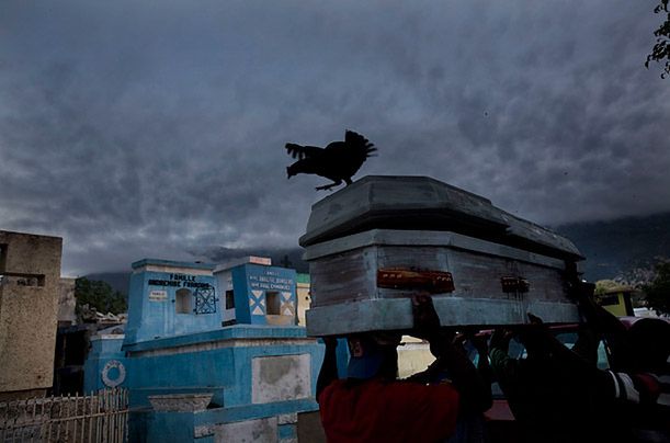 Fot. Shaul Schwarz, Furneal in Haiti Na cmentarzu w Port-au-Prince nie było już miejsca, ale ciała wciąż zwożono.